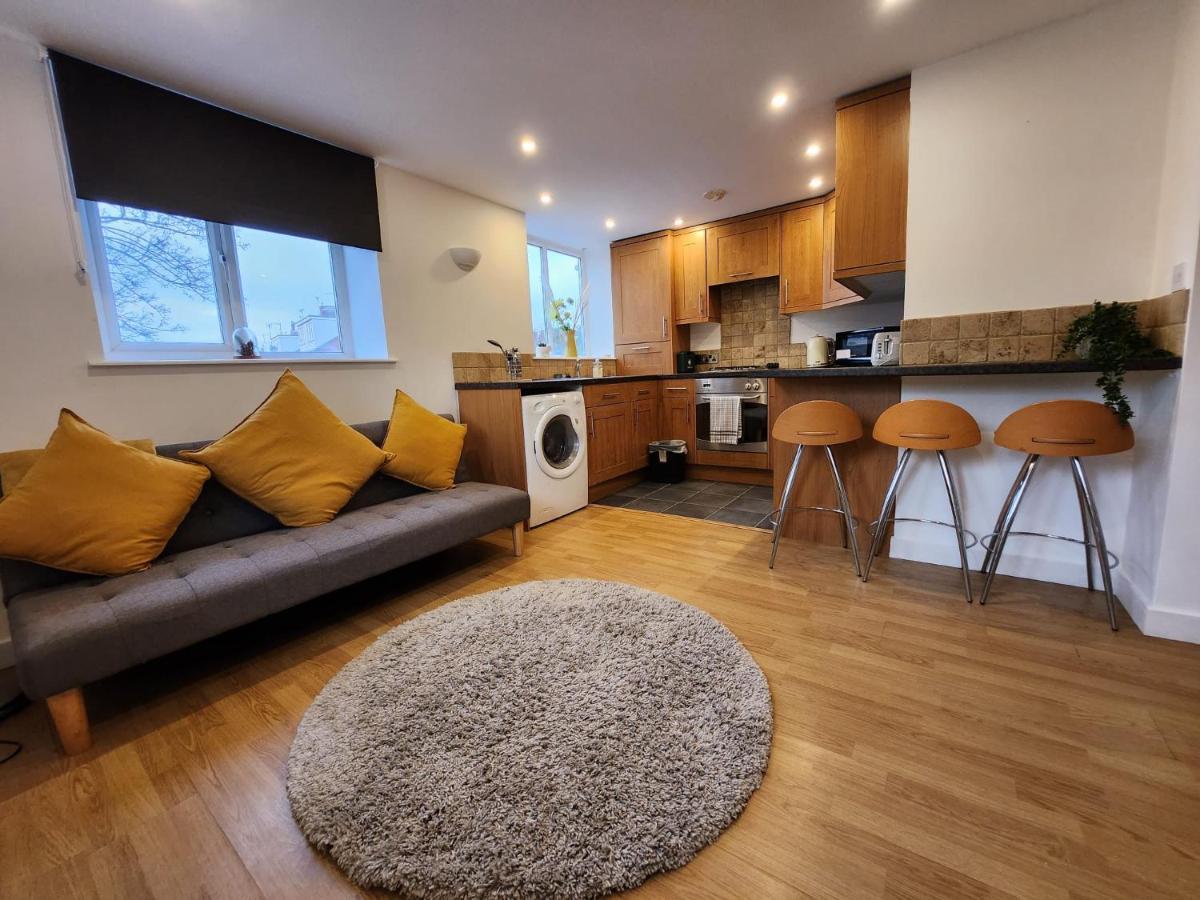 Entire Flat, Bright & Open With Own Entrance Lägenhet Leeds  Exteriör bild